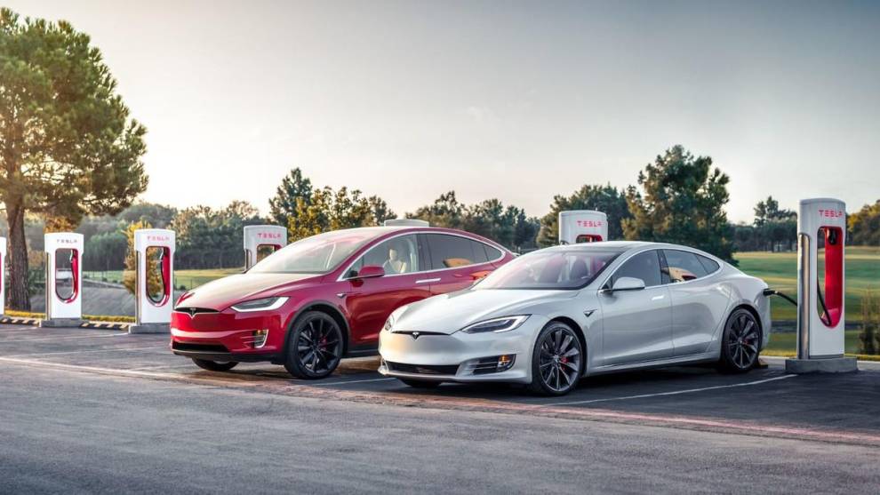 Tesla Model X y Model S en una estación de supercargadores.