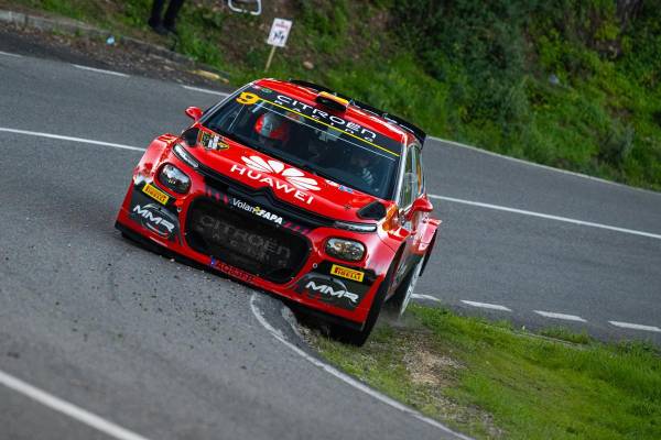 El C3 Rally2 de Diego Ruiloba ataca con decisión una curva del rallye Sierra Morena. $!El C3 Rally2 de Diego Ruiloba ataca con decisión una curva del rallye Sierra Morena.