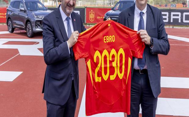 Rafael Louzán, presidente de la RFEF y Pedro Calef, CEO de EBRO MOTORS $!Rafael Louzán, presidente de la RFEF y Pedro Calef, CEO de EBRO MOTORS