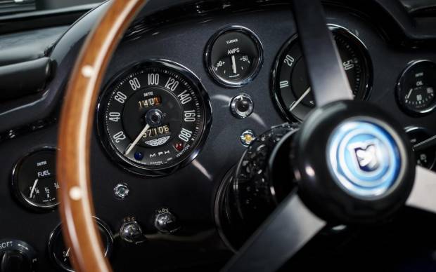$!Interior del Aston Martin DB5