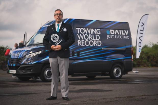 $!La Iveco eDaily ha logrado el récord Guinness de mayor peso remolcado por una furgoneta eléctrica