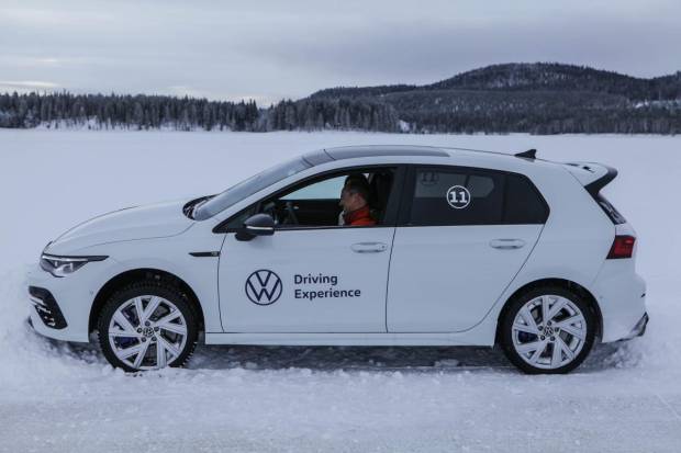 $!El Golf R durante la Volkswagen Ice Driving Experience
