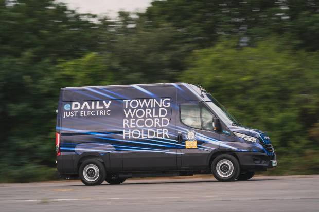 $!La Iveco eDaily ha logrado el récord Guinness de mayor peso remolcado por una furgoneta eléctrica