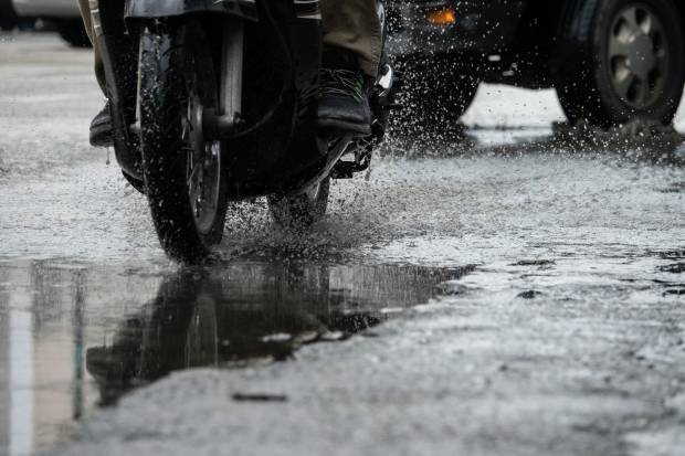Con lluvia debes extremar las precauciones al conducir tu moto $!Con lluvia debes extremar las precauciones al conducir tu moto