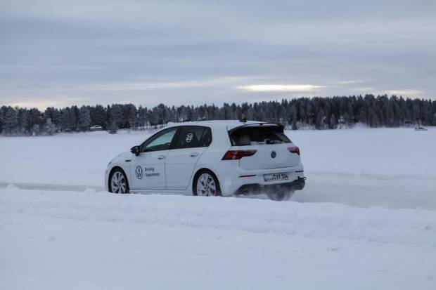 $!El Golf R durante la Volkswagen Ice Driving Experience
