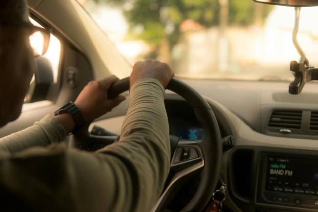Al conducir los brazos no deben estar ni muy flexionados ni estirados respecto al volante $!Al conducir los brazos no deben estar ni muy flexionados ni estirados respecto al volante