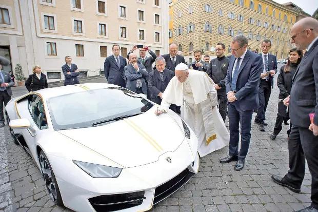 El Papa Francisco firmando en el capó del Lamborghini Huracán $!El Papa Francisco firmando en el capó del Lamborghini Huracán