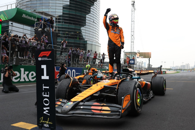 Oscar Piastri celebrando su victoria en el GP de China 2025 $!Oscar Piastri celebrando su victoria en el GP de China 2025