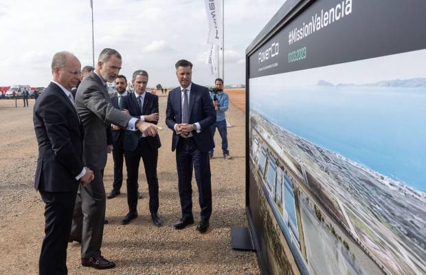 El Rey Felipe VI y Thomas Schmall (PowerCo) en el inicio de las obras en la fábrica de Sagunto. $!El Rey Felipe VI y Thomas Schmall (PowerCo) en el inicio de las obras en la fábrica de Sagunto.