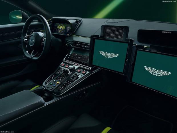 $!Interior del Aston Martin Vantage Safety Car