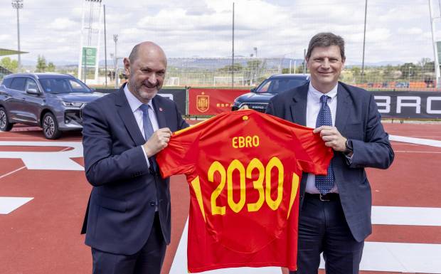 Rafael Louzán, presidente de la RFEF y Pedro Calef, CEO de EBRO MOTORS $!Rafael Louzán, presidente de la RFEF y Pedro Calef, CEO de EBRO MOTORS