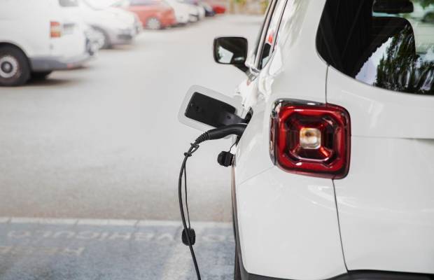 Las ventas mundiales de coches eléctricos alcanzarán los 17 millones de unidades en 2024, según la AIE