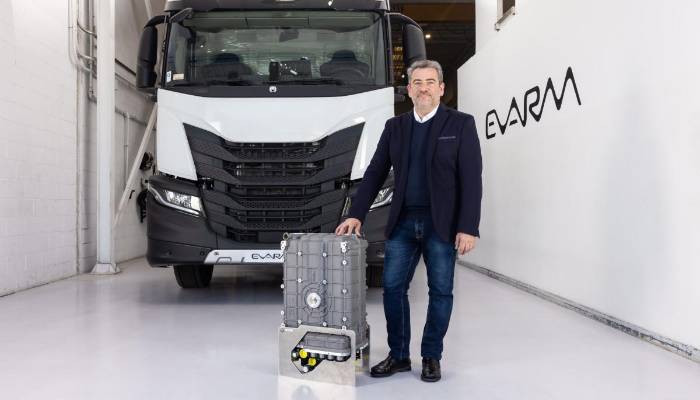 Xavier Ribas, CEO de EVARM, junto al caminón y con el sistema de hidrógeno.