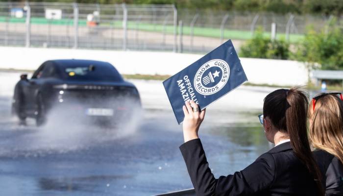 El Porsche Taycan entra en el Libro Guinness con un increíble derrape de 42 km