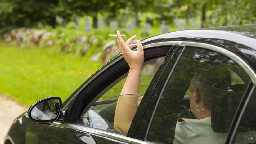 Sab As Que Tirar Una Colilla Desde Tu Coche Te Puede Llevar A La C Rcel