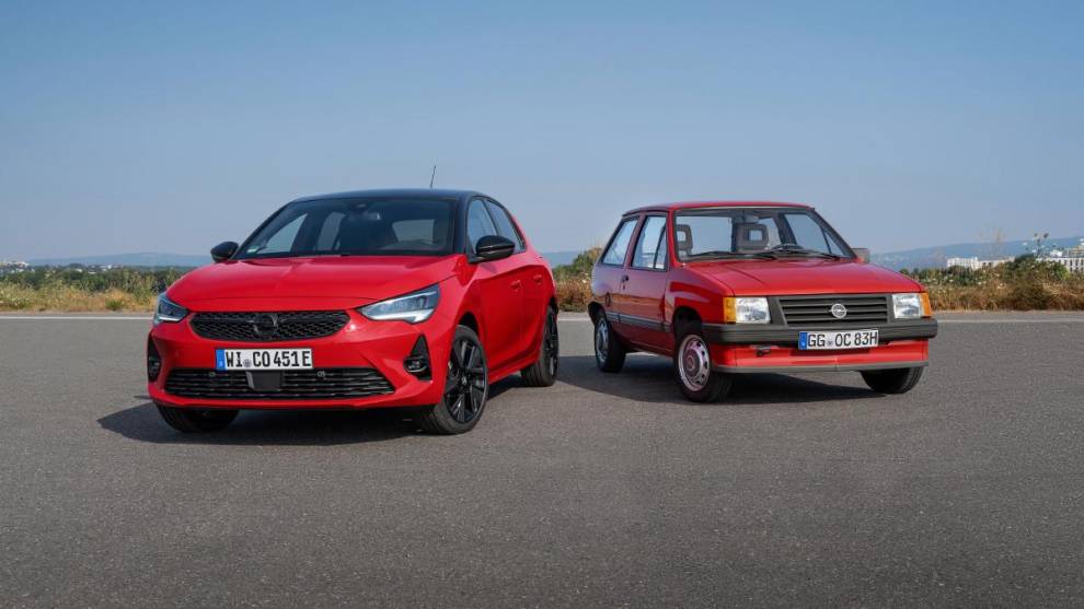 Opel Corsa 40 aniversario (izquierda) y Opel Corsa A (derecha)