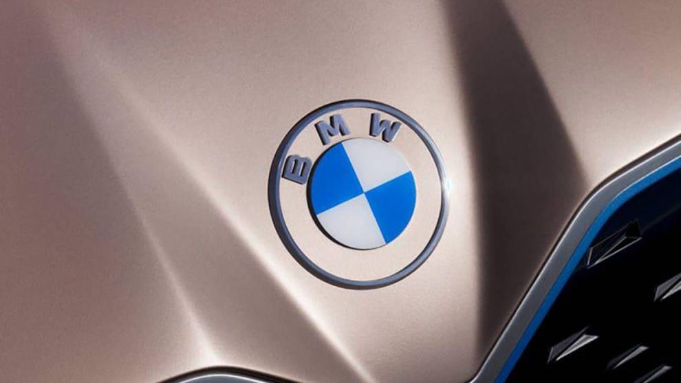 Logotipo de BMW sobre uno de sus coches eléctricos.