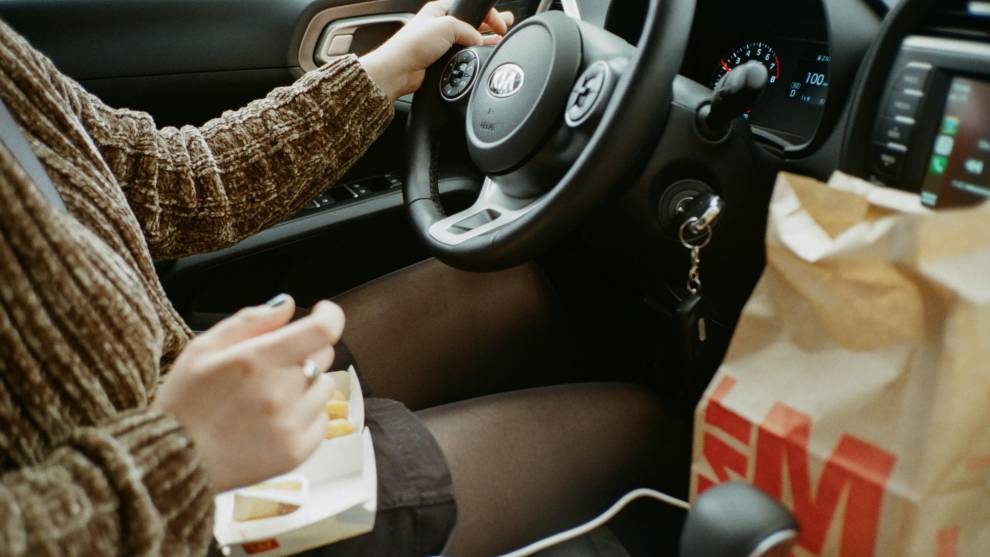 Comer o beber mientras conduces es peligroso