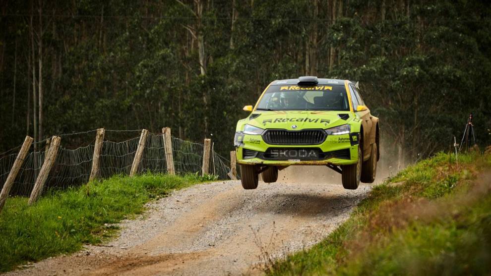El Skoda Fabia RS Rally2 “volando” durante el test en Asturias