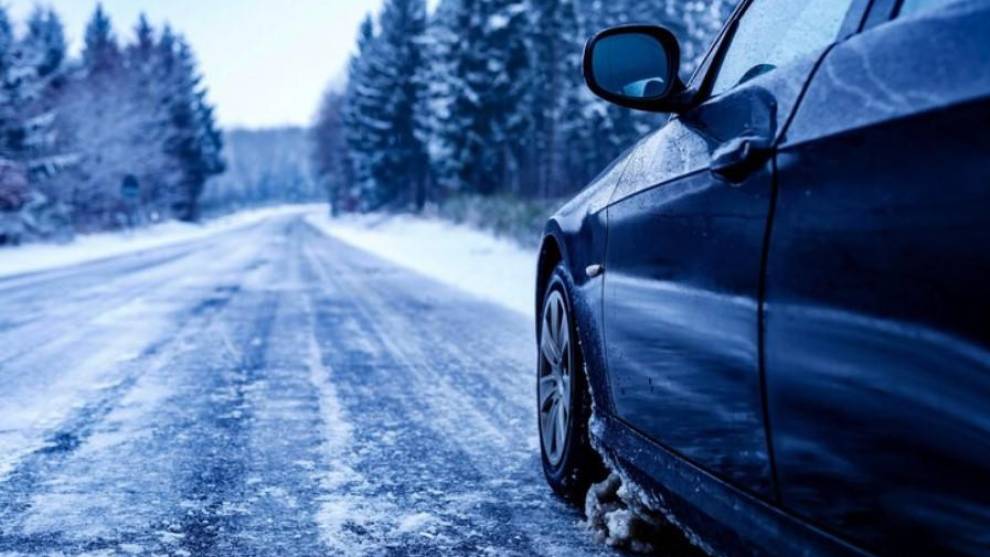 Aquí tienes 10 consejos para conducir en hielo o nieve