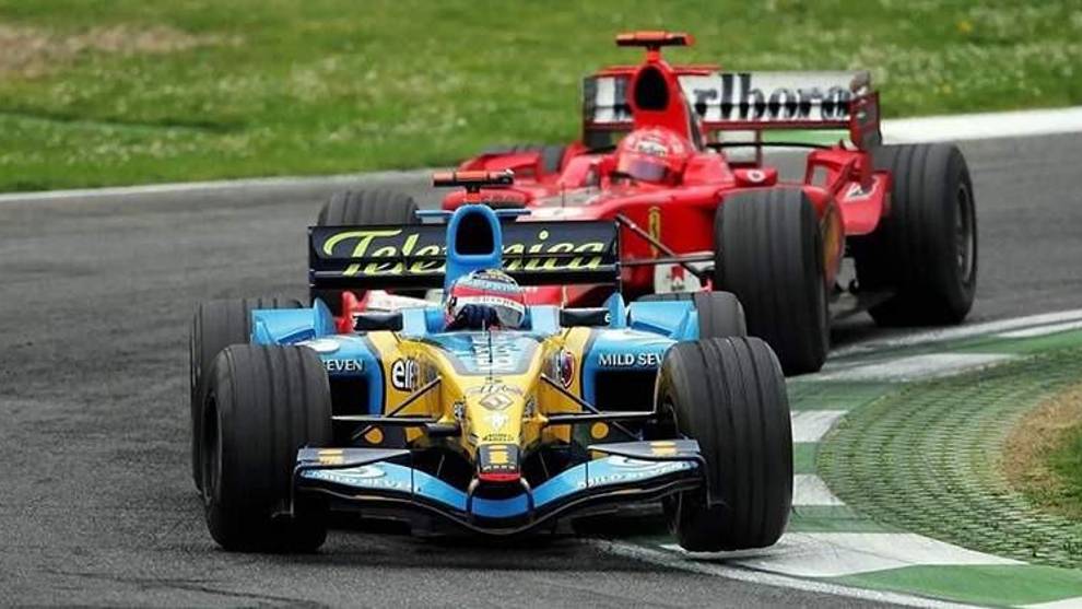 Fernando Alonso luchando con Michael Schumacher para ganar el GP de Imola 2005