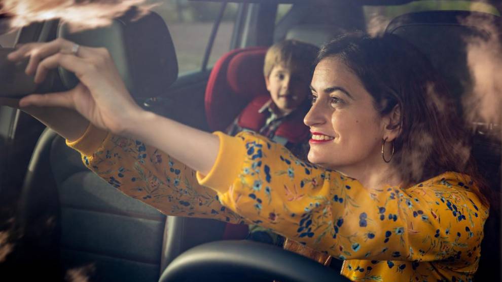 Familia numerosa en el coche