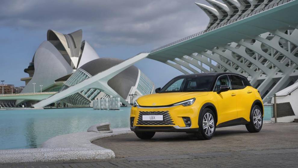 El Lexus LBX en la Ciudad de las Artes y las Ciencias de Valencia