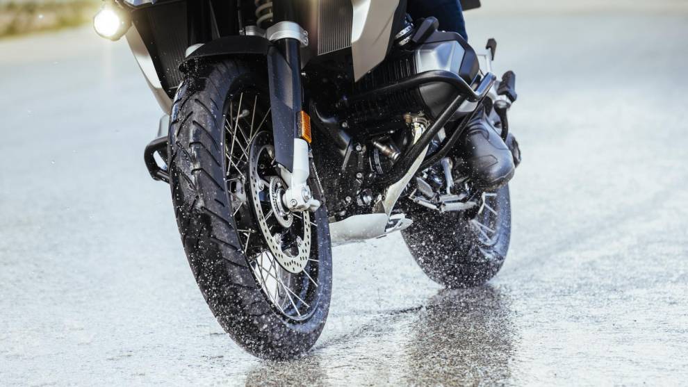 Neumático Michelin sobre una superficie mojada