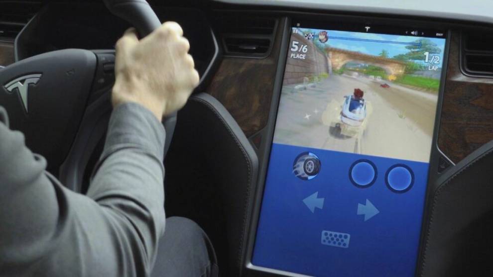 Tesla desactivará los videojuegos con el coche en marcha