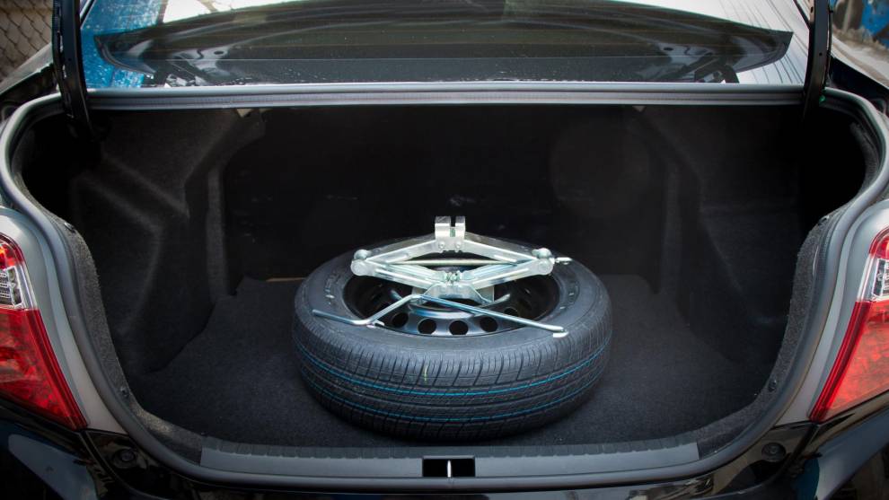 ¿Pueden multarte por no llevar una rueda de repuesto en tu coche?