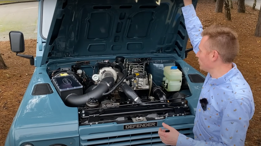 Luke Dale con el Land Rover al que le ha instalado el motor de una excavadora