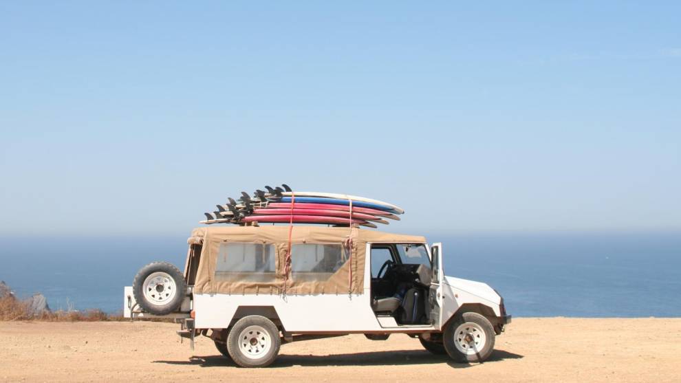Si este verano viajas con una tabla de surf te enseñamos cómo llevarla en el coche
