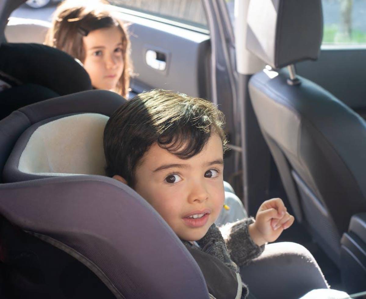 La forma correcta de colocar la silla infantil en el coche: los niños deben  ir a contramarcha