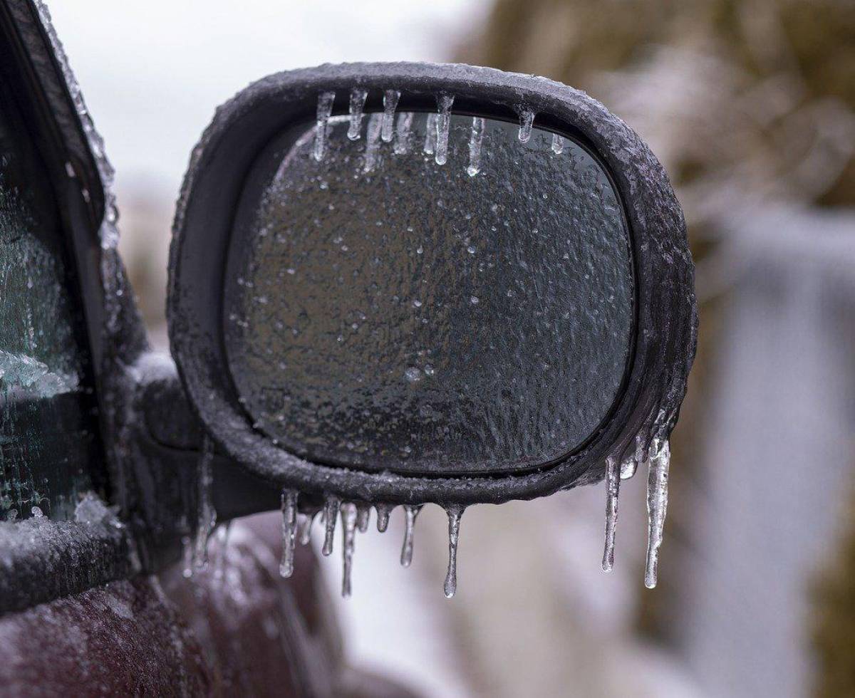 Ola de frío España: Cómo evitar que se congele el cristal del coche y el  agua del limpiaparabrisas