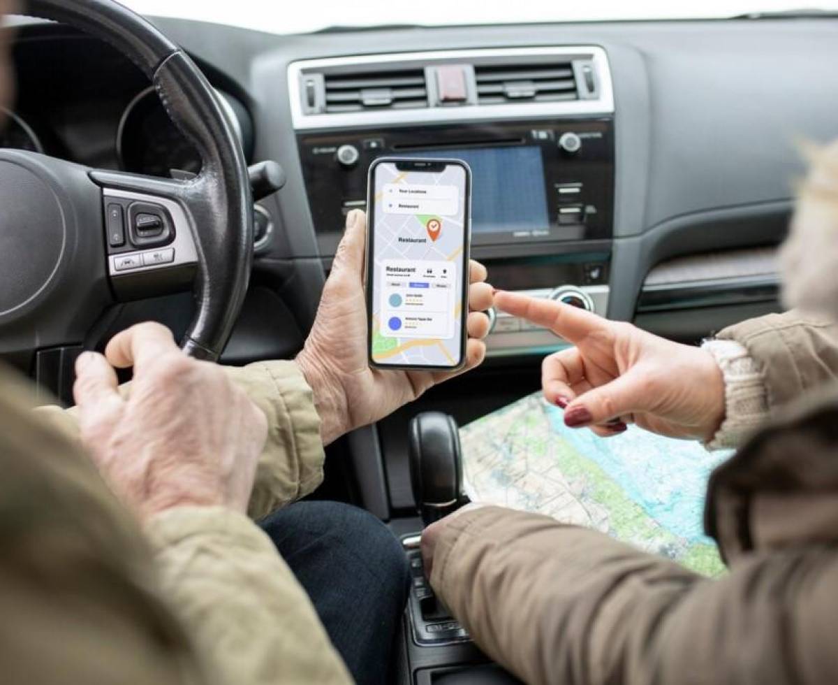 Cómo llevar el móvil en el coche sin peligro a las multas de la