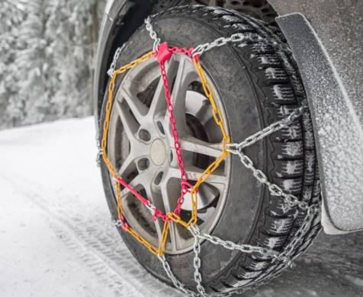 Cómo poner las cadenas en las ruedas del coche para conducir en la nieve de  forma sencilla: estos son los pasos a seguir, Actualidad