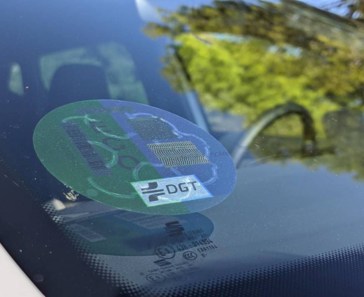 Aquí puedes ver qué etiqueta de la DGT lleva tu coche para entrar en las ZBE