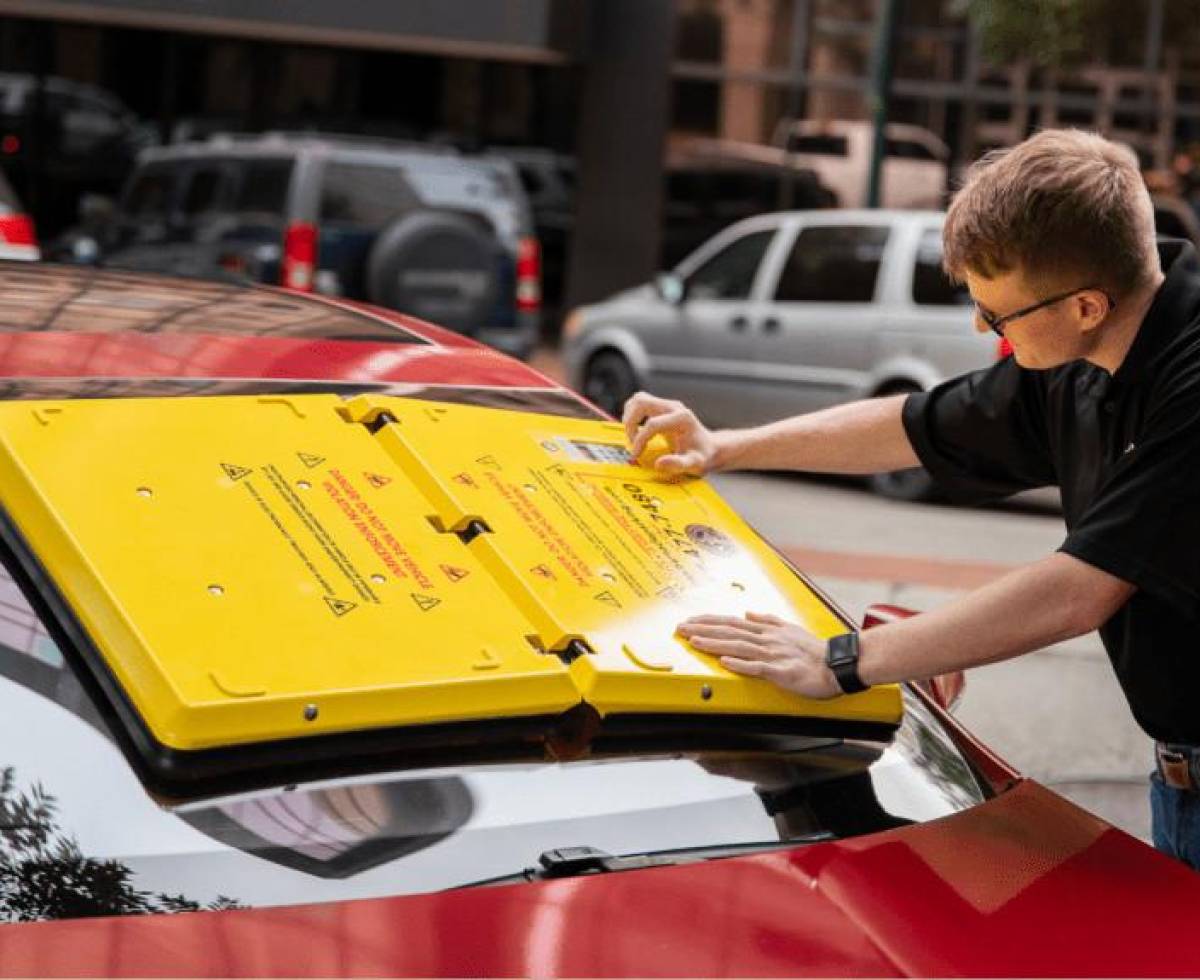 PLÁSTICO AMARILLO  ¿Qué es este plástico amarillo y por qué se pone en el  parabrisas de los coches?