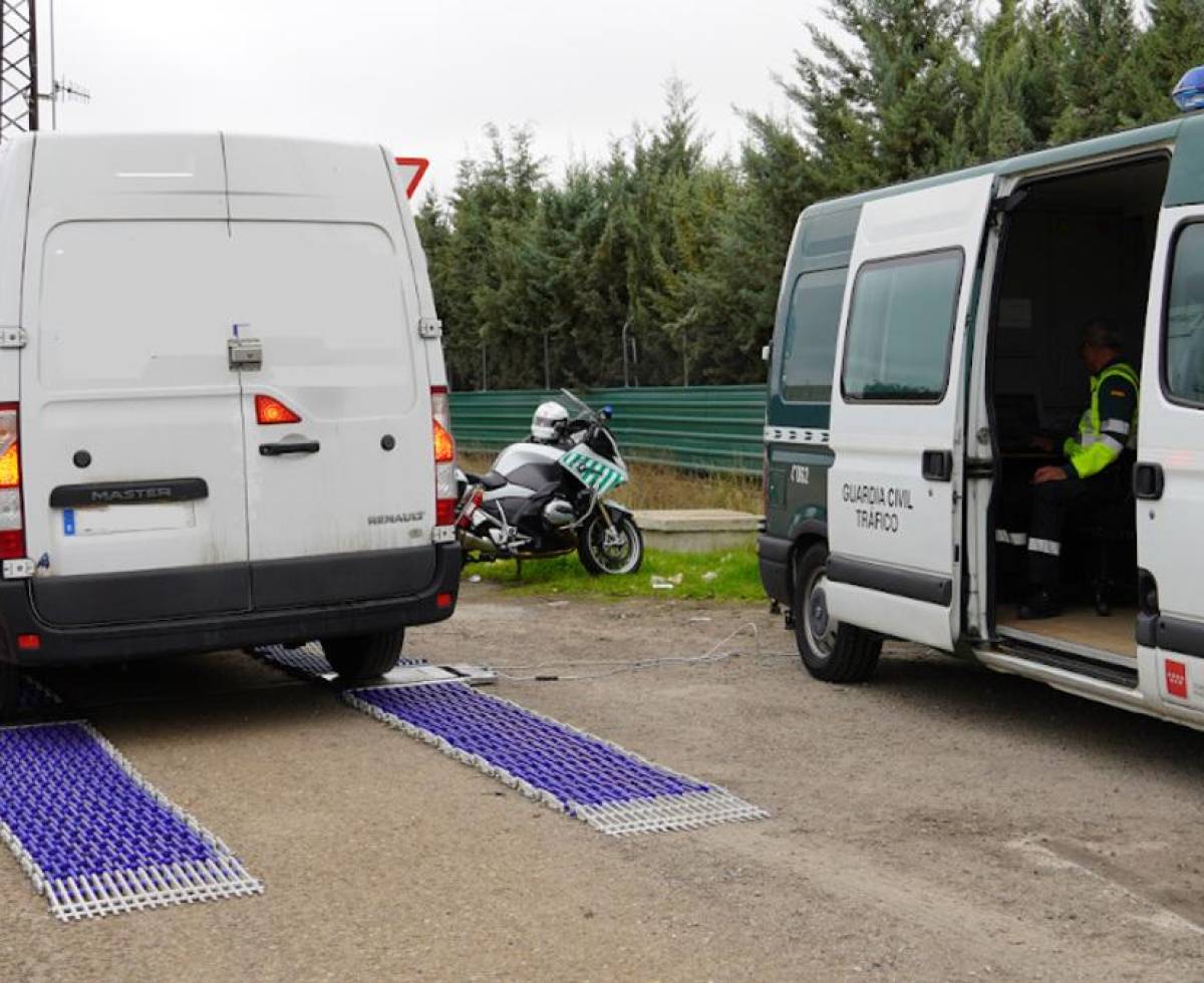 La DGT cede una furgoneta y un nuevo alcoholímetro a la Policía