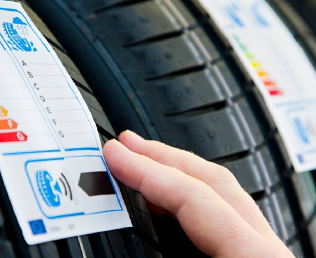 casete Pintura En necesidad de Nuevo etiquetado de neumáticos 2021: Qué cambia y para qué sirve