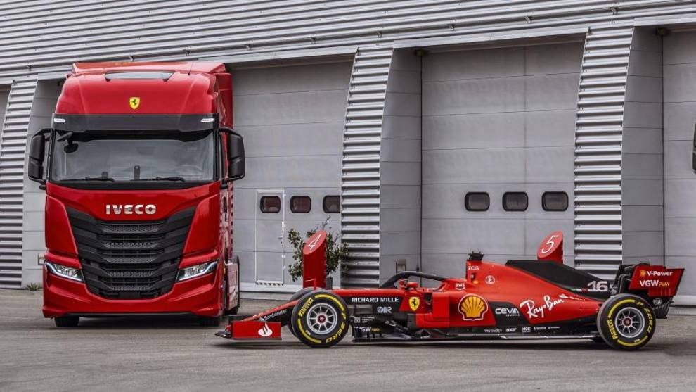 Los Iveco S-Way entregados la Scuderia Ferrari, junto al monoplaza del equipo