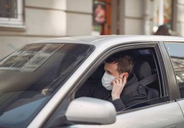 Quitarse la mascarilla en el coche son 500 euros de multa: ¿cierto o falso?