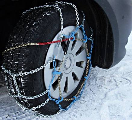 $!Un neumático con las cadenas de nieve montadas.