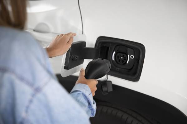 ¿Se puede cargar el coche mientras está lloviendo?