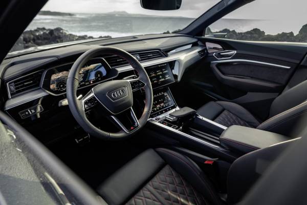 $!Interior del Audi Q8 e-tron.