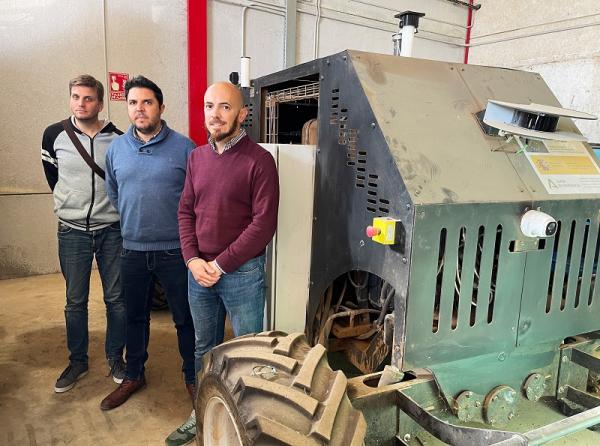 $!El tractor autónomo Sergius con los españoles creadores del vehículo