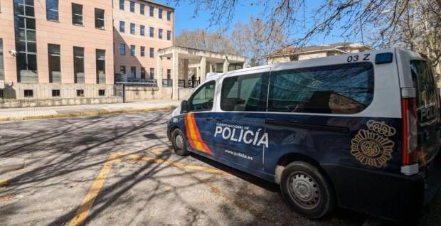 $!Los coches de policía pueden saltarse las normas de estacionamiento si la actividad que realizan lo requiere