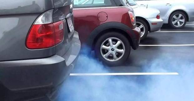 $!El humo azul suele indicar problemas con el aceite