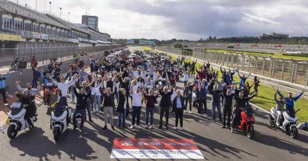 $!Solidaridad sobre ruedas hace entrega de 80 vehículos a afectados por la Dana, con Carlos Sainz y Aspar