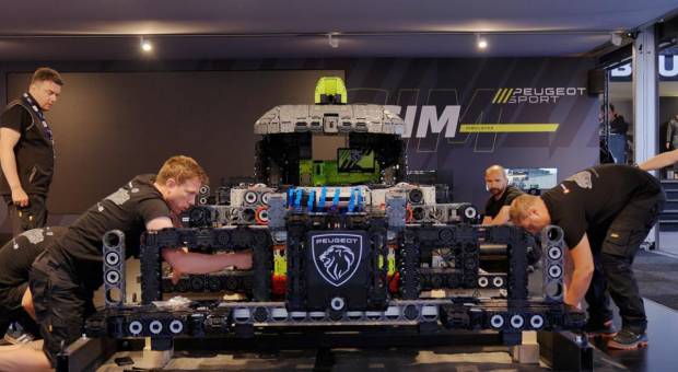 $!Lego Technic Peugeot 9X8 24H Le Mans a escala 11:1